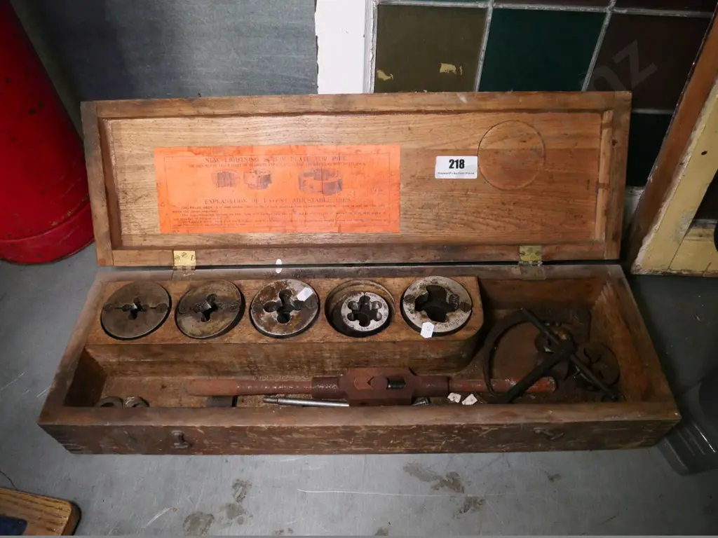vintage wood-cased tap and die set Image 1++
