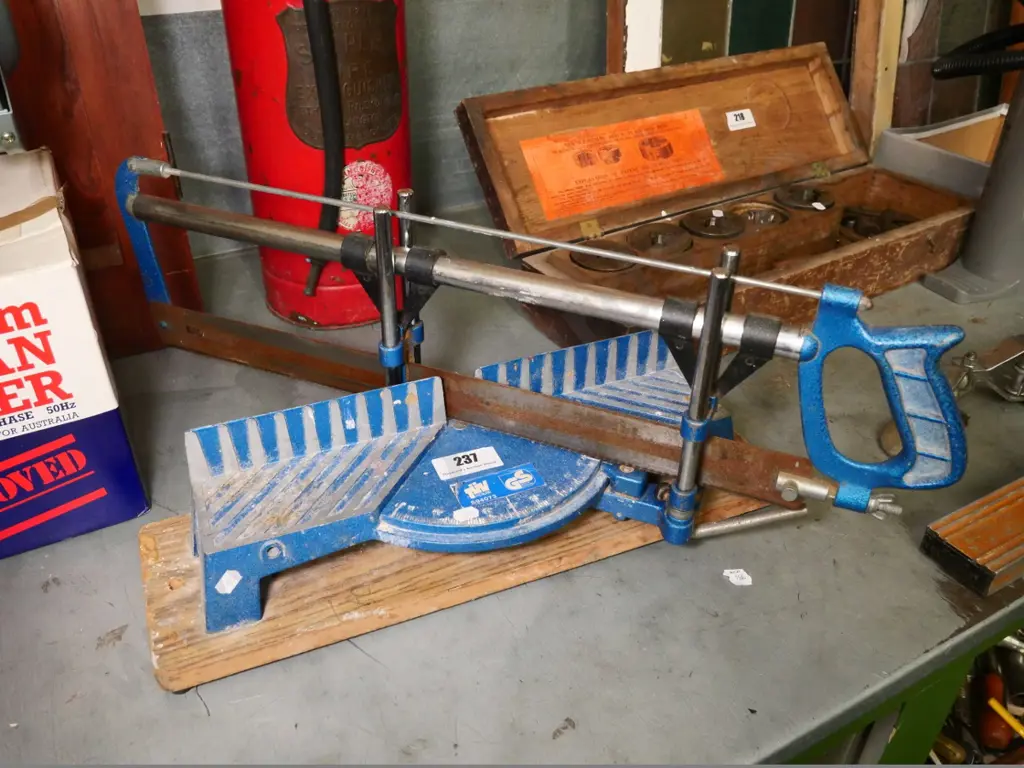 mitre saw and stand Image 1++