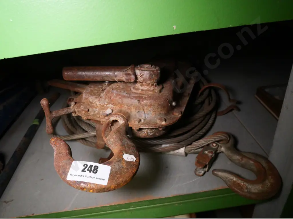 rusty heavy-duty hand-winch Image 1++