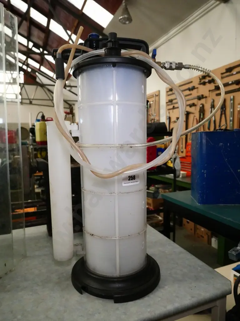 plastic hand-operated pump Image 1++