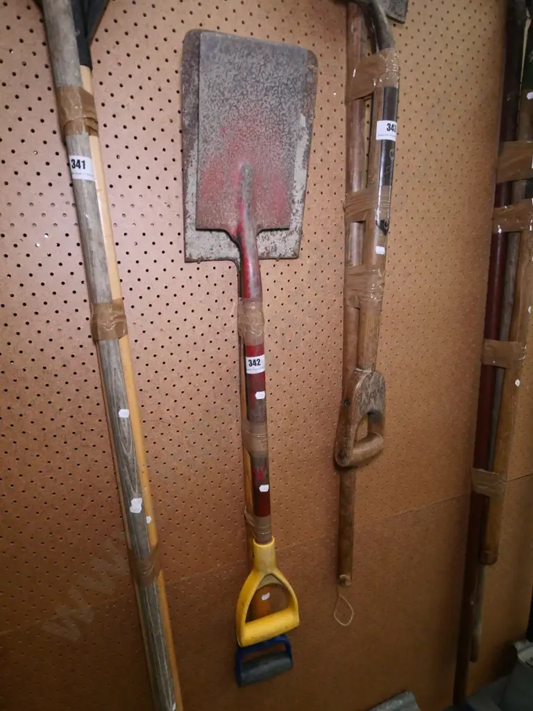 2 garden spades Image 1++