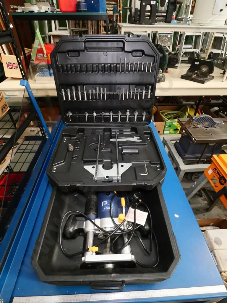 P-Pro 1250w plunge router with case and accessories Image 1++