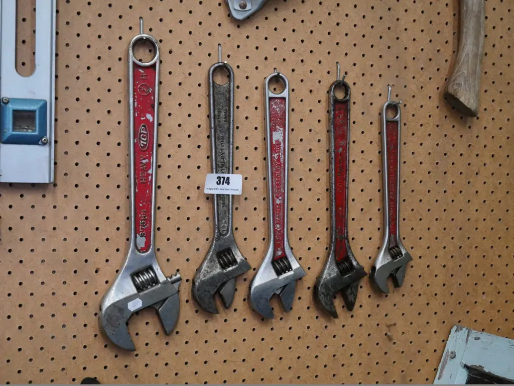 5 adjustable crescents Image 1++