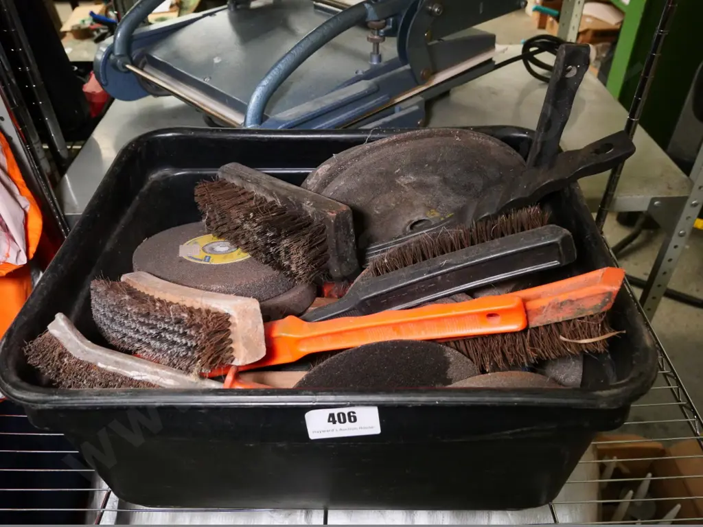 box of grinding discs, cutoff discs, wire brushes Image 1++