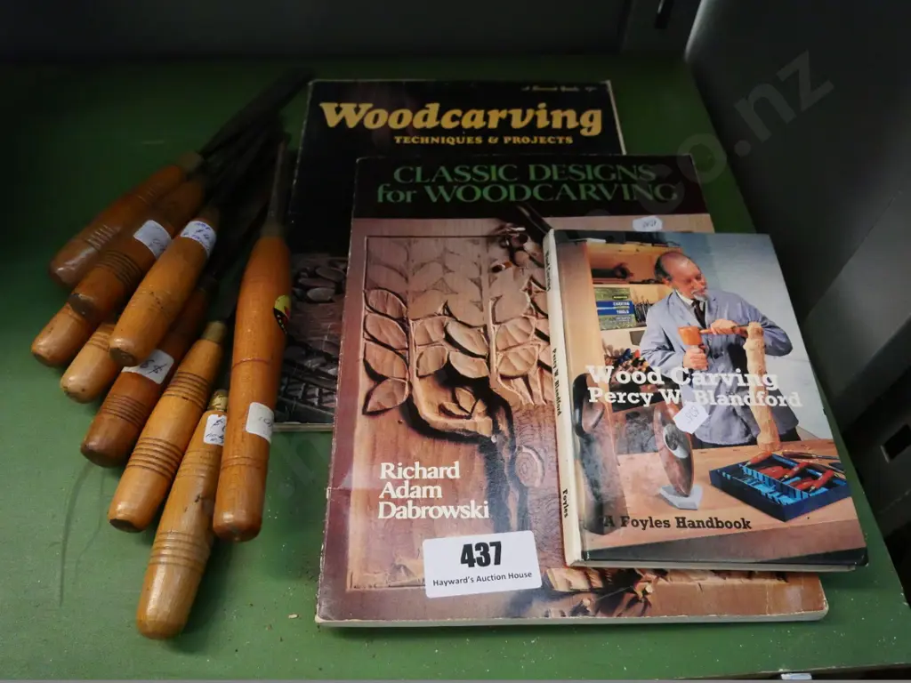 carver's chisels and carving books Image 1++