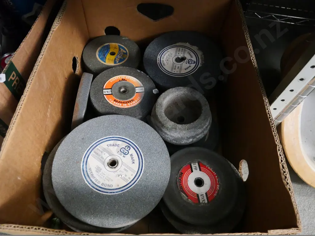box of heavay duty grinder discs Image 1++