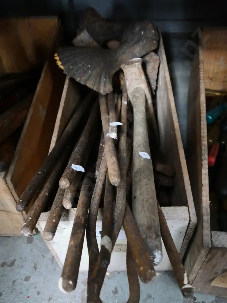 box of cast iron bath feet, blacksmith's tools etc. Image 1++