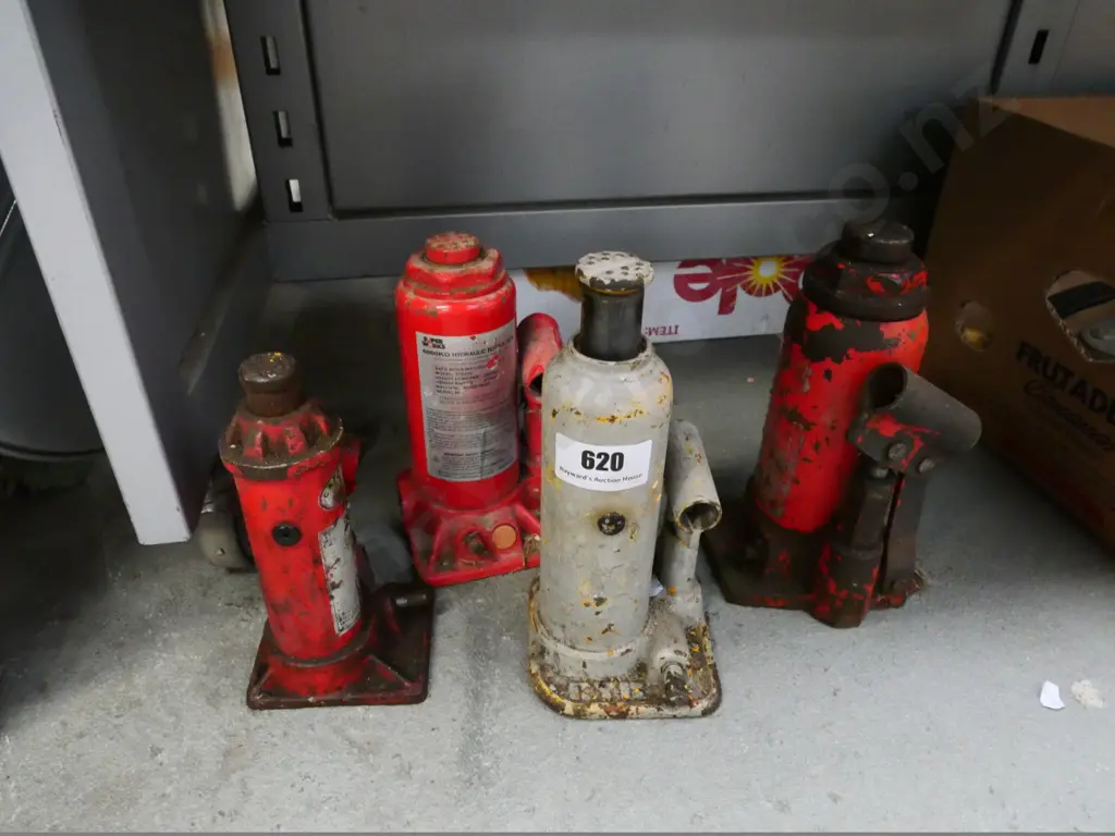 4 vintage bottle jacks Image 1++