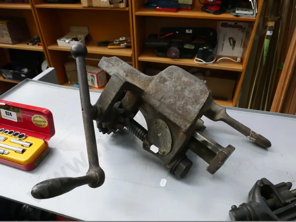 vintage geared vise Image 1++