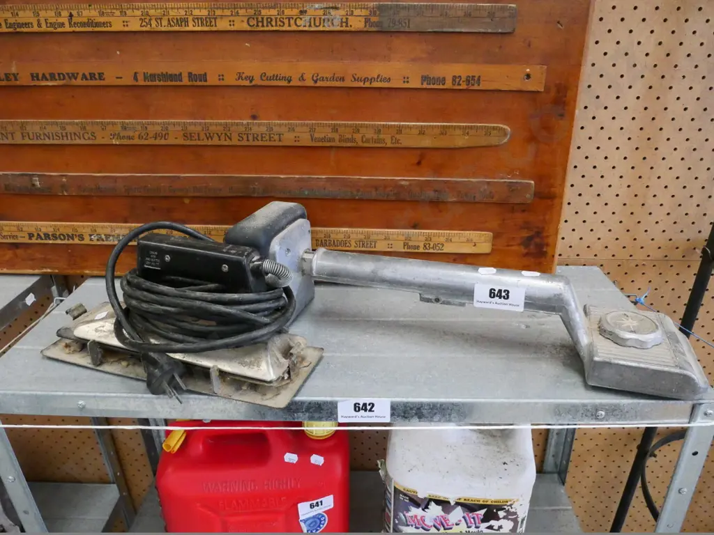 carpet-laying stretcher and iron Image 1++