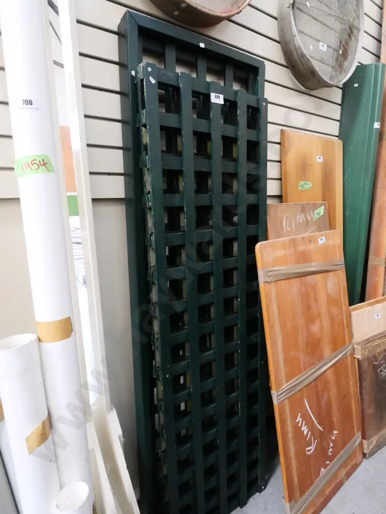 green painted trellis Image 1++