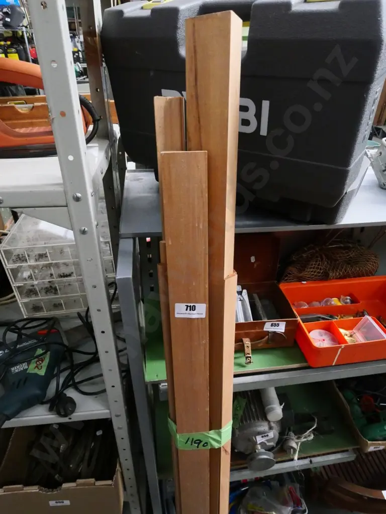 various lengths of rimu moulding Image 1++