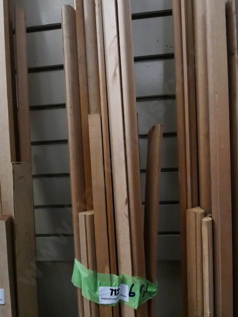 various lengths of rimu moulding Image 1++