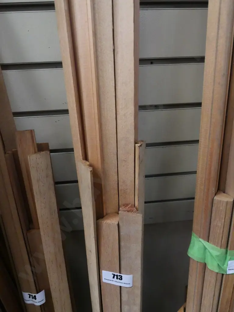 various lengths of rimu moulding Image 1++