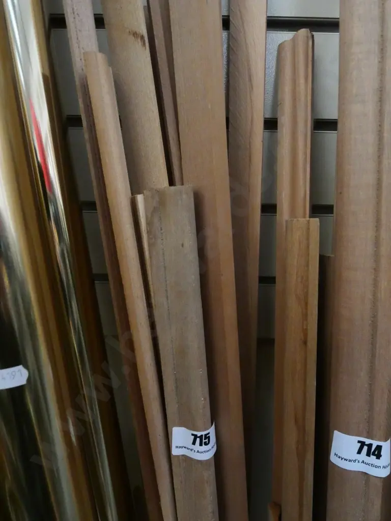 various lengths of rimu moulding Image 1++