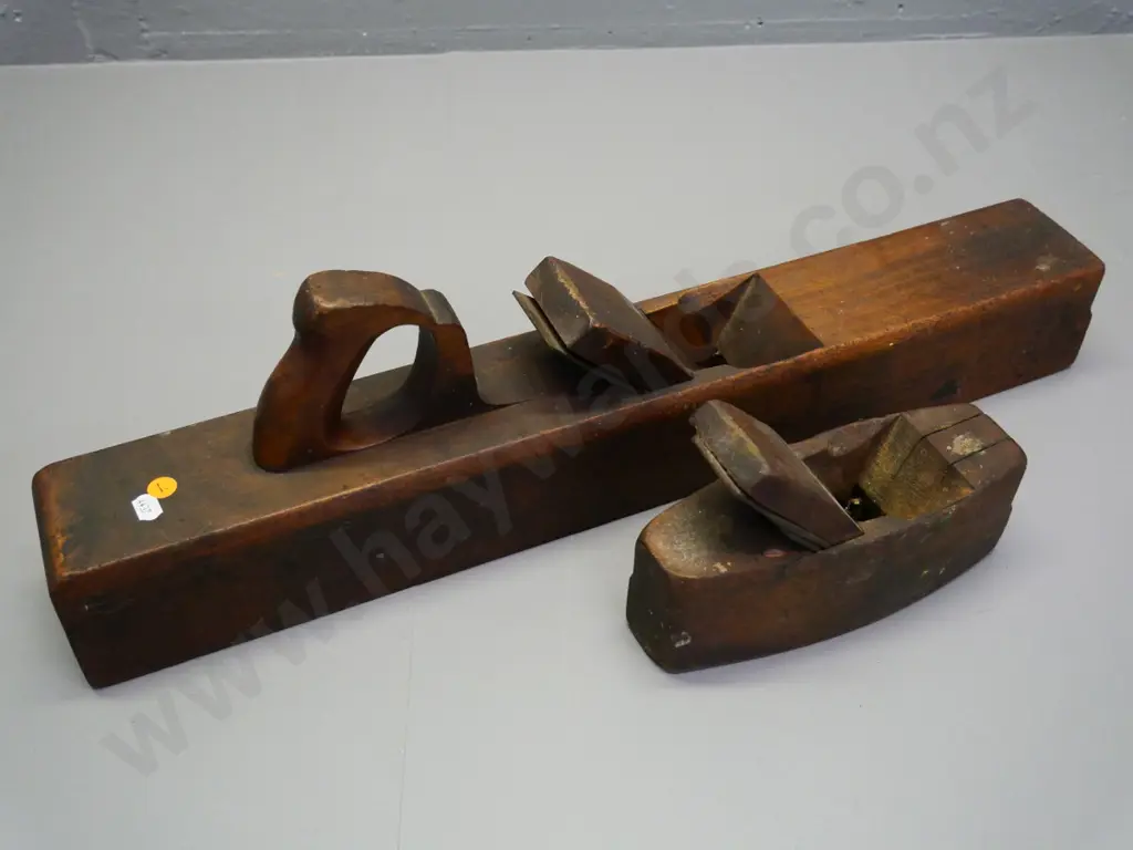 2 vintage woodworking planes - small one has splitting & corrosion, larger one is L-610 Image 1++