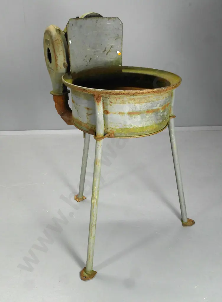 hand-operated Champion blower forge on tripod base H-1260 Diameter 600 Image 1++