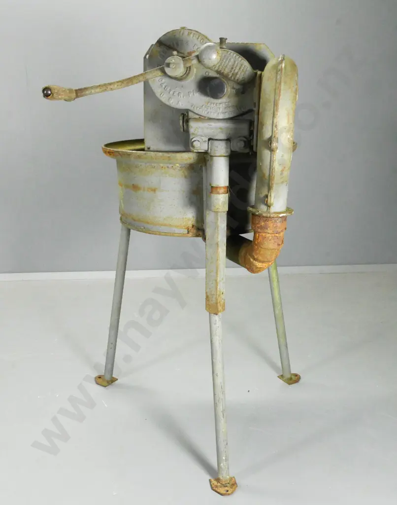 hand-operated Champion blower forge on tripod base H-1260 Diameter 600 Image 1++