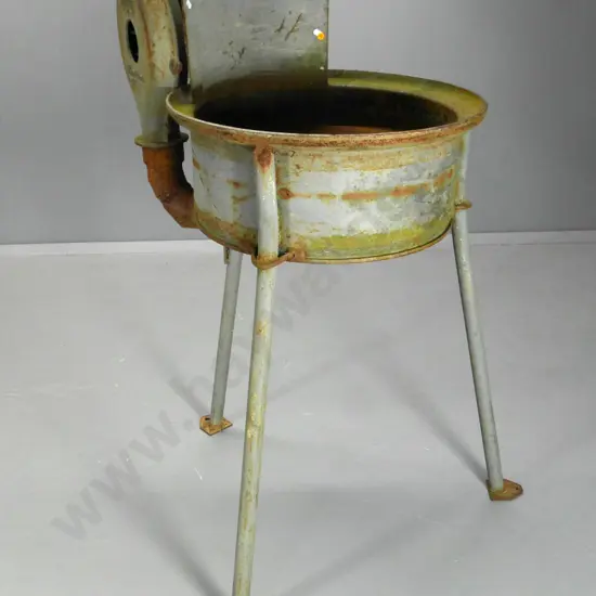 hand-operated Champion blower forge on tripod base H-1260 Diameter 600