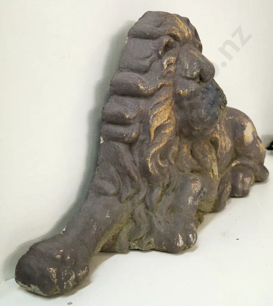 cast concrete flat-back sitting lion figure - fault/damage to nose H-380 W-780 D-130 Image 1++