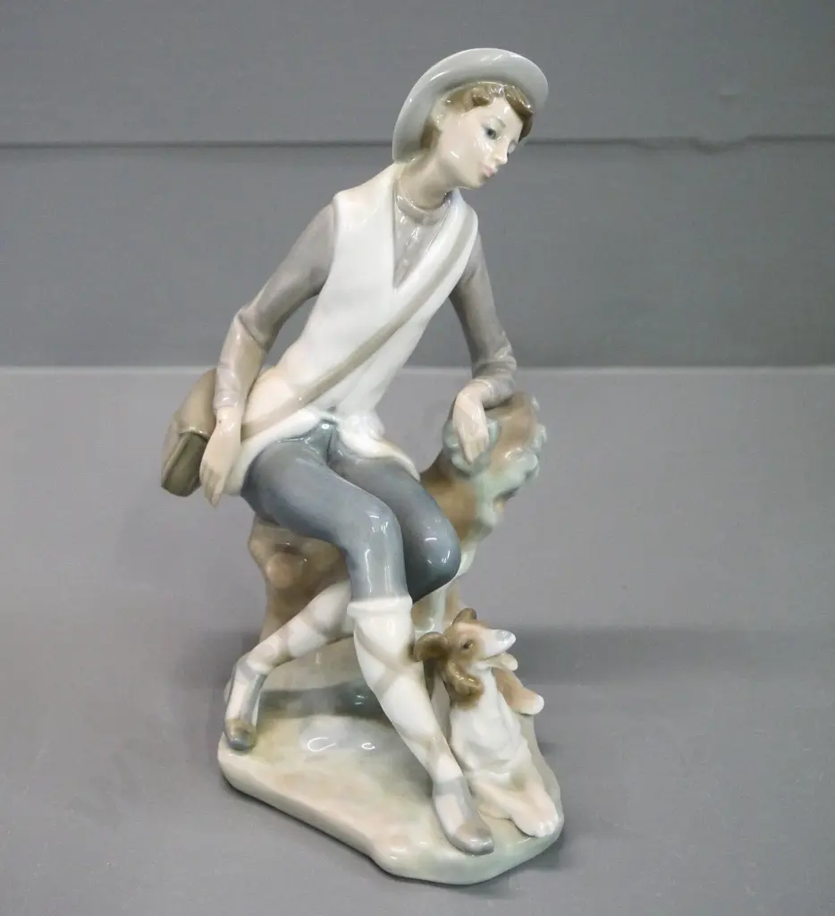 Lladro figure - boy with dog No. 10 - H-190 Image 1++