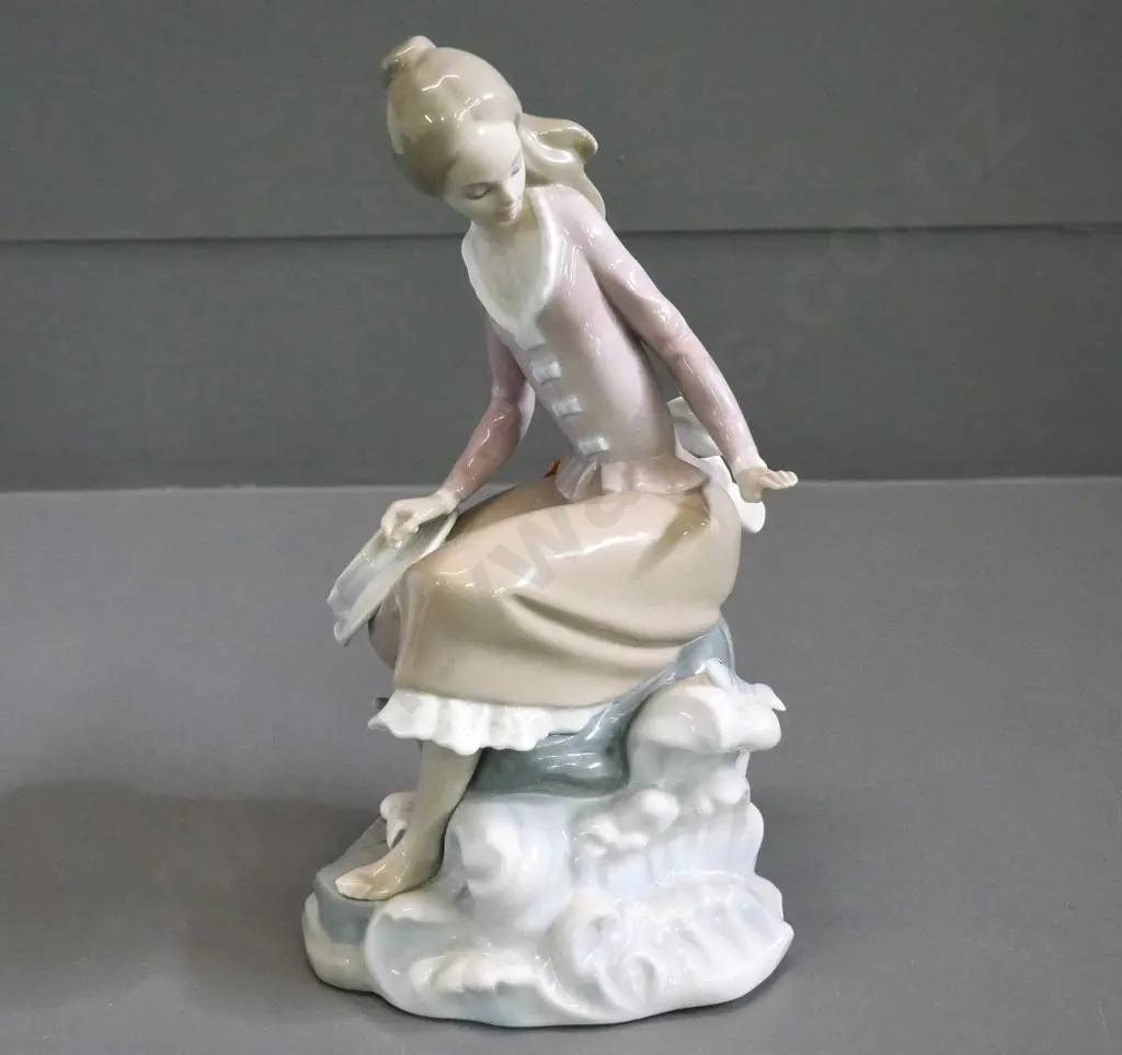 Lladro figure - seated girl No. 8 H-230 Image 1++