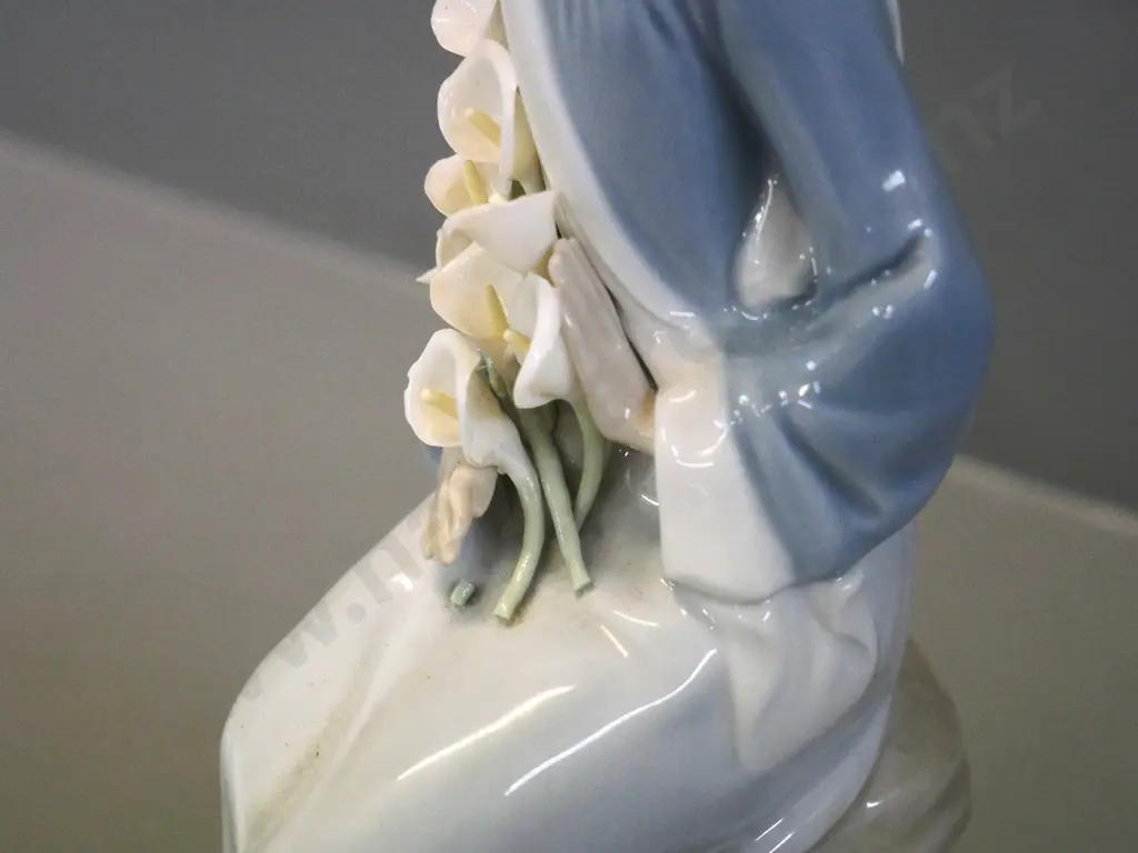Lladro figure - woman with lilies, No. 5 - note that part of one flower stem missing H-240 Image 1++