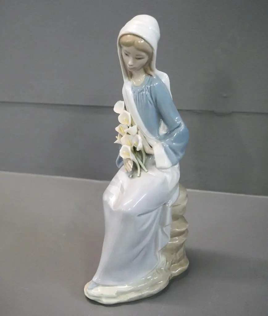 Lladro figure - woman with lilies, No. 5 - note that part of one flower stem missing H-240 Image 1++