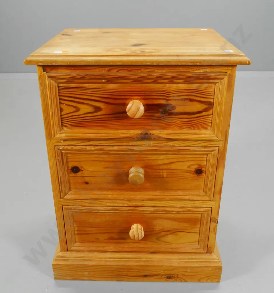 pine 3-drawer bedside cabinet - missing two handles, 3rd needs attaching H-580 W-430 D-350 Image 1++