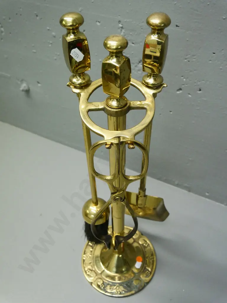 4-piece brass fireside set - some wear and discolouration H-550 Image 1++