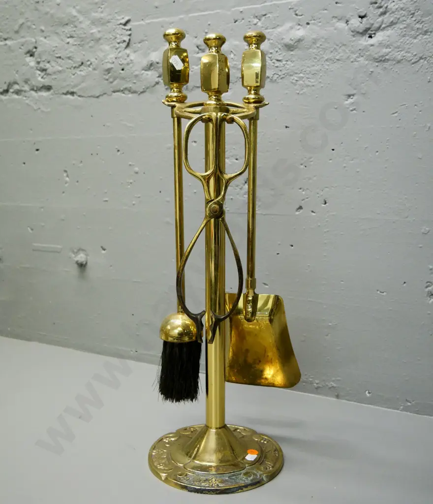 4-piece brass fireside set - some wear and discolouration H-550 Image 1++