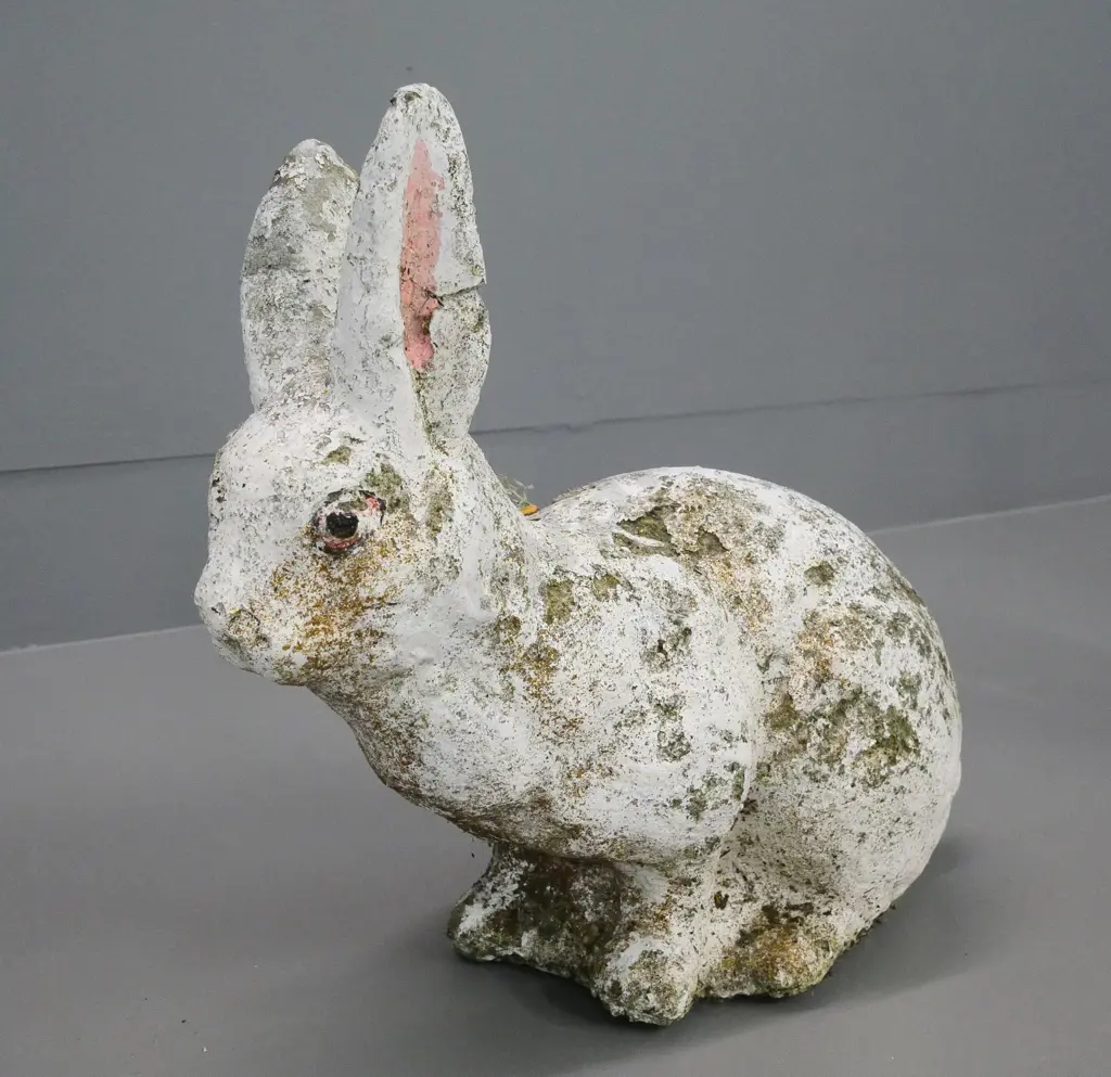 cast concrete rabbit garden ornament - some peeling of paint H-300 L-320 Image 1++