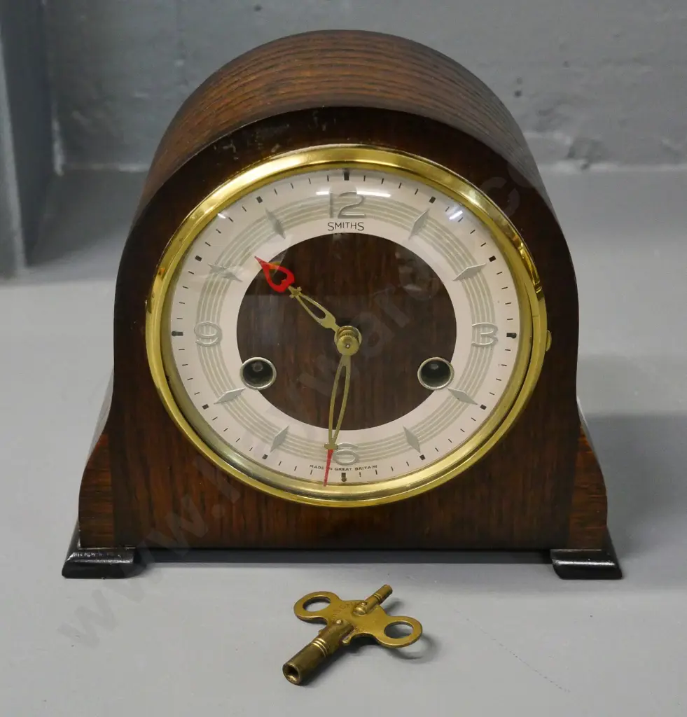 deco style oak-cased Smiths mantel clock - with key H-170 W-190 D-90 Image 1++