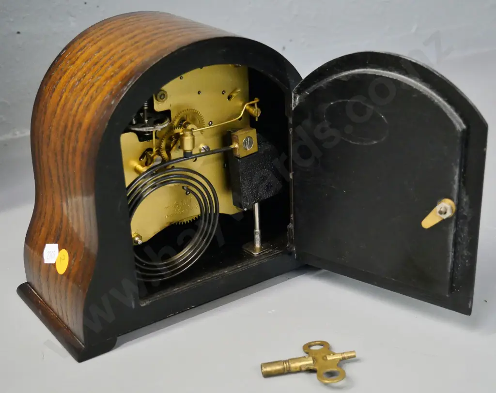 deco style oak-cased Smiths mantel clock - with key H-170 W-190 D-90 Image 1++