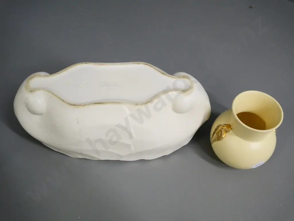 2 Crown Lynn vases - No. 105 H-110 D-270 and smaller No. 134 Image 1++