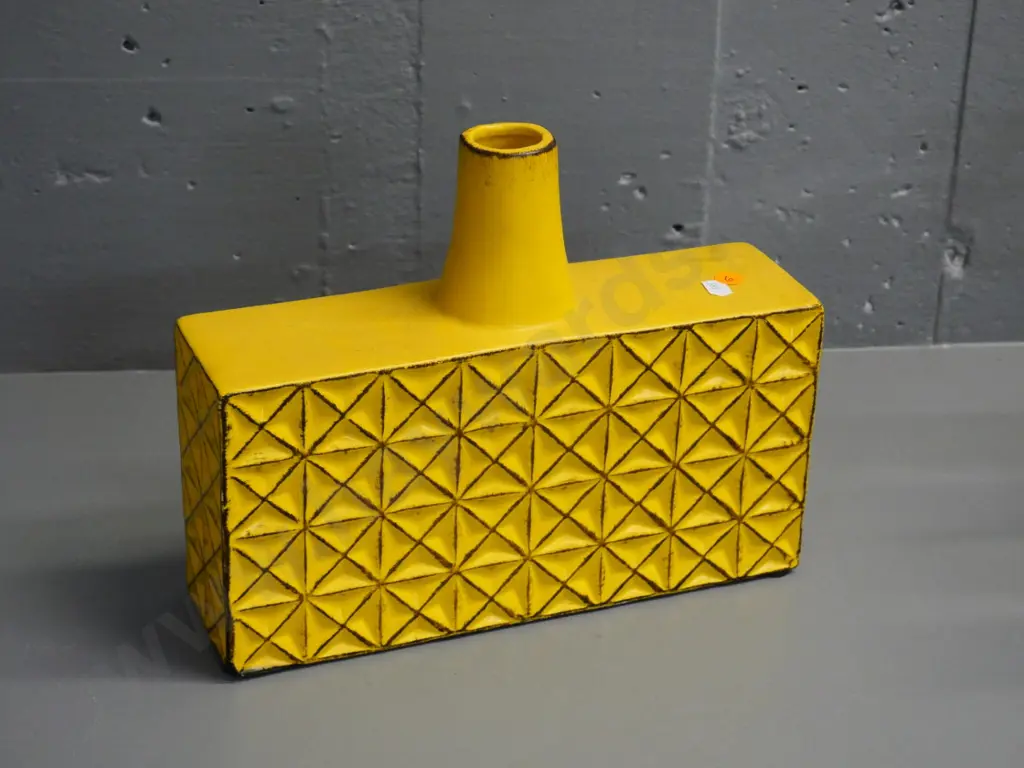 retro style slab pottery vase - H-240 W-290 D-80 Image 1++
