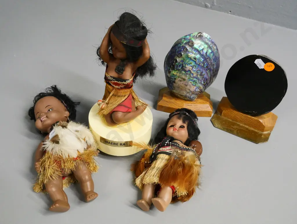 New Zealand souvenir ware - pair of paua shell and wood book-ends and 3 dolls, one is a musical wind-up H-210 Image 1++