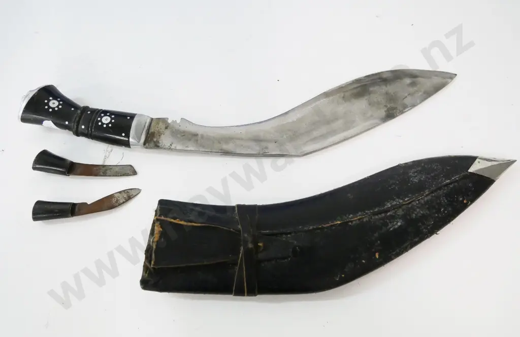 kukri knife L-400 with leather sheath and 2 smaller inset knives - some corrosion and wear Image 1++
