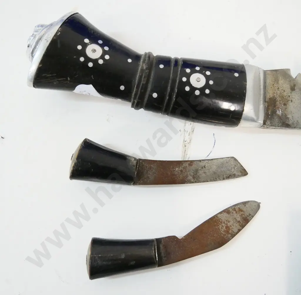 kukri knife L-400 with leather sheath and 2 smaller inset knives - some corrosion and wear Image 1++