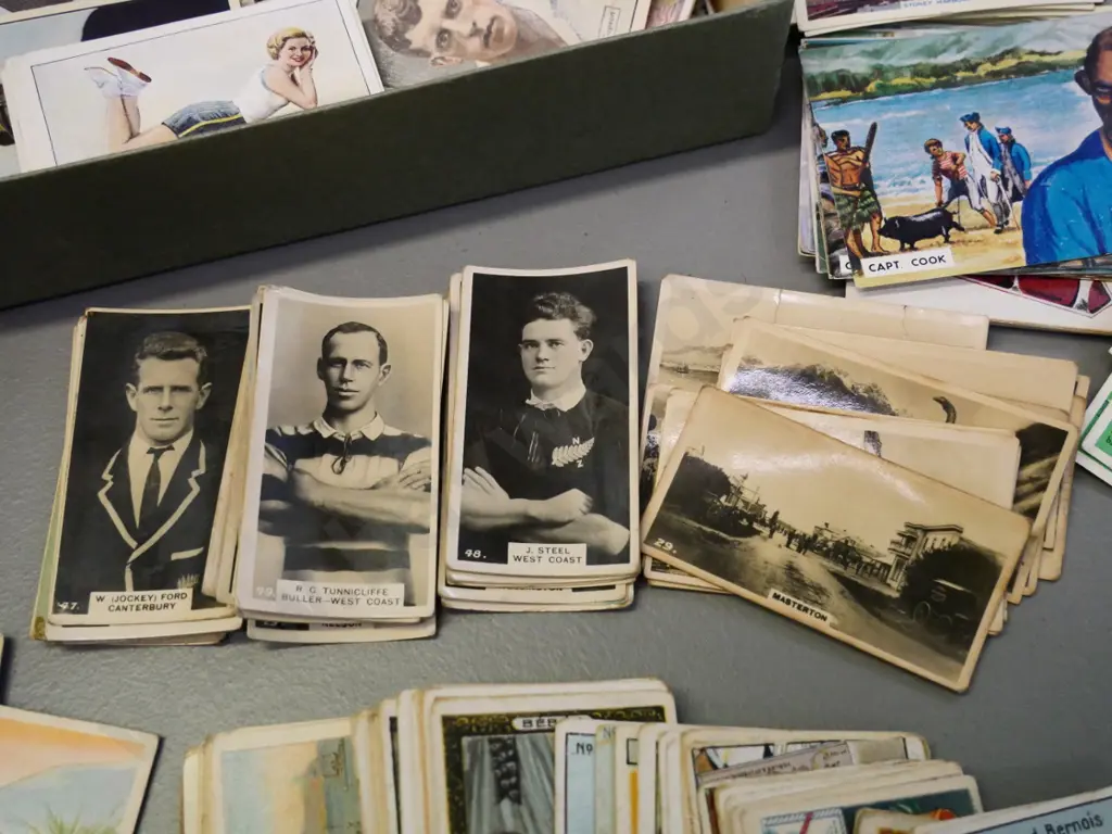 large assortment of loose collector cards - cigarette, Tobler, chewing gum incl. New Zealand footballers, early scenes Image 1++