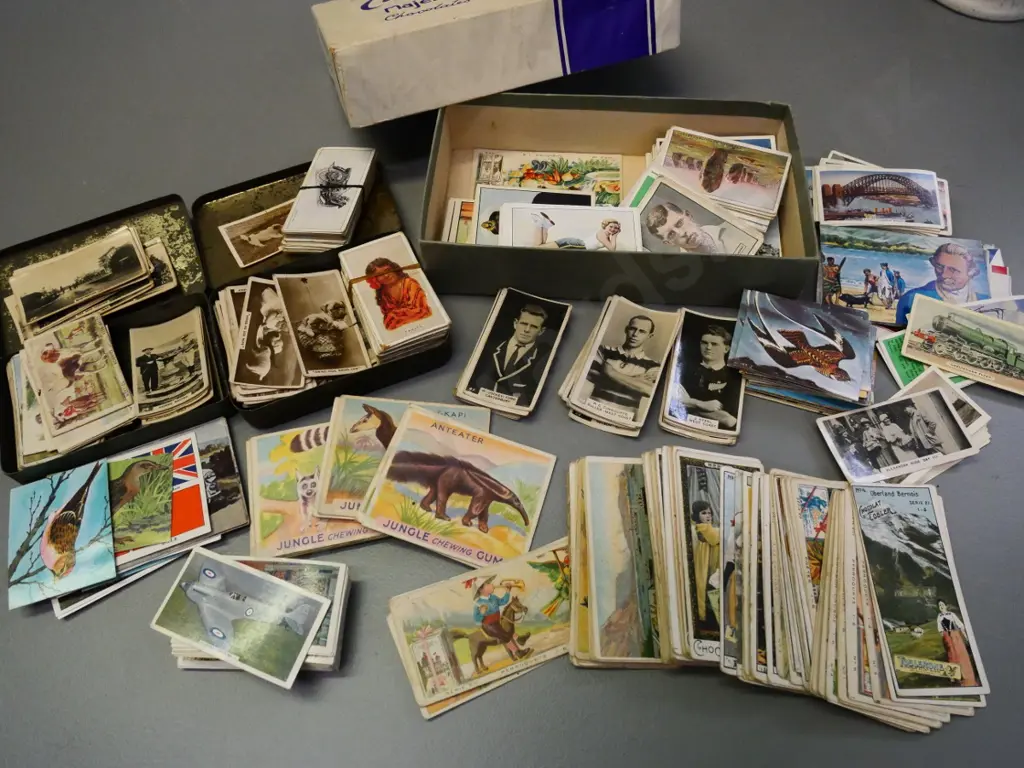 large assortment of loose collector cards - cigarette, Tobler, chewing gum incl. New Zealand footballers, early scenes Image 1++
