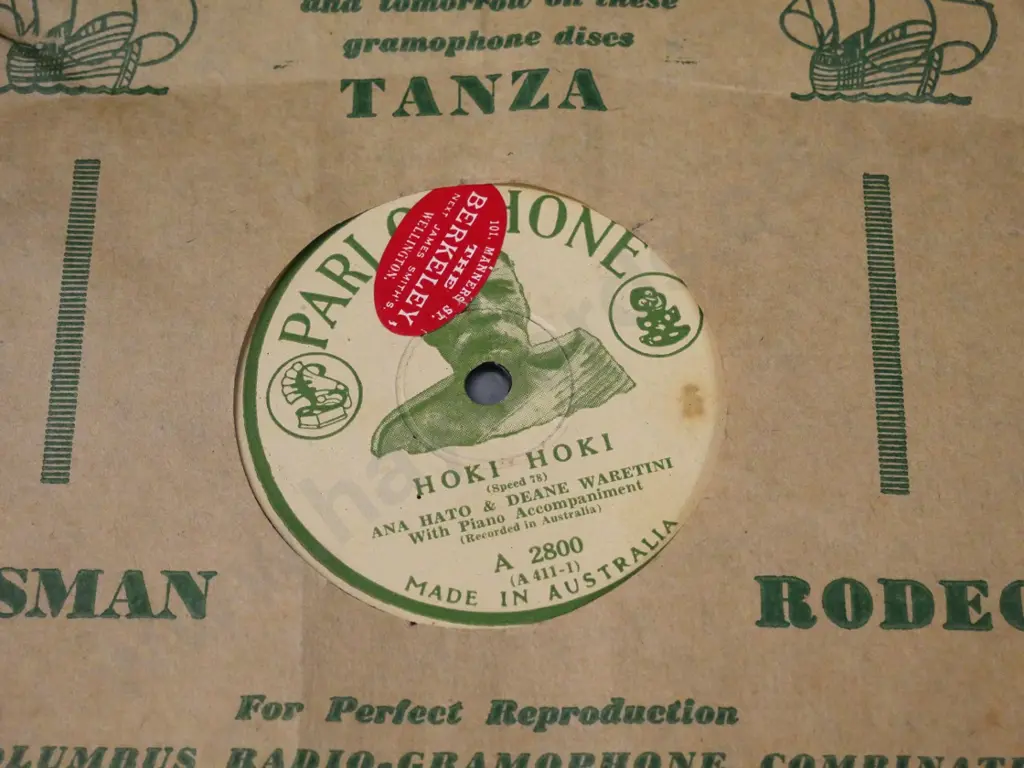 78 RPM record - Hoki Hoki / Te Aroa by Ana Hato and Dean Waretini - Parlophone No. A2800 Australia Image 1++