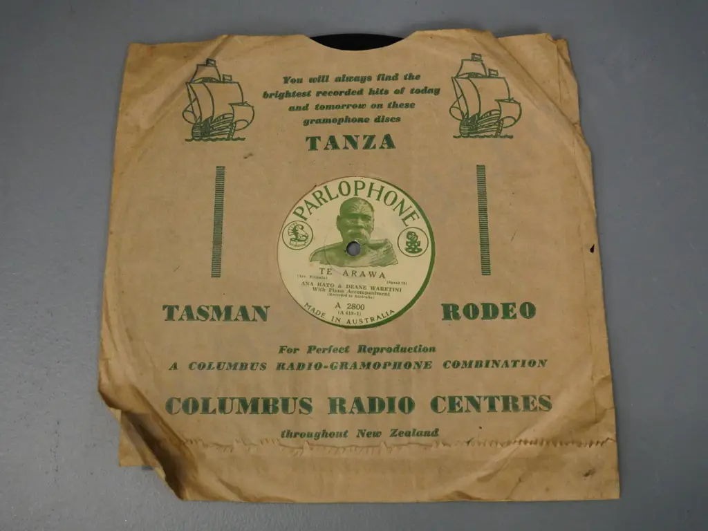 78 RPM record - Hoki Hoki / Te Aroa by Ana Hato and Dean Waretini - Parlophone No. A2800 Australia Image 1++