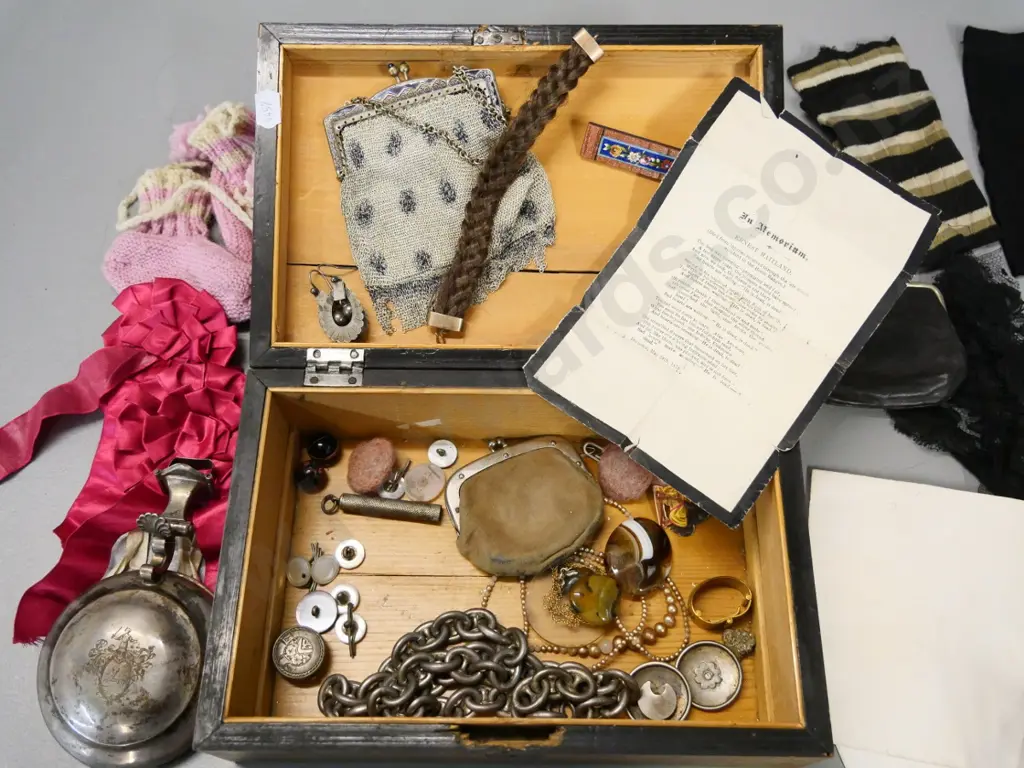 restorer's wooden box with vintage items - death notice, hair bracelet, arm band, shells, jewellery, mesh bag etc. Image 1++