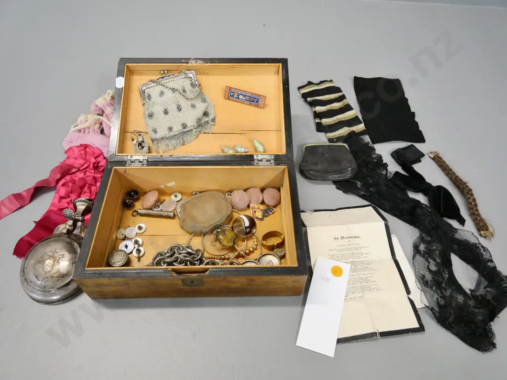 restorer's wooden box with vintage items - death notice, hair bracelet, arm band, shells, jewellery, mesh bag etc. Image 1++