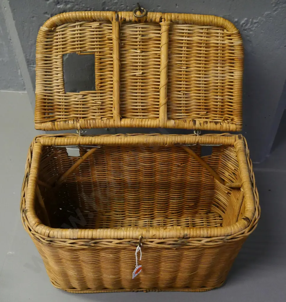 vintage cane fishing creel, no straps H-260 W-360 D-220 Image 1++