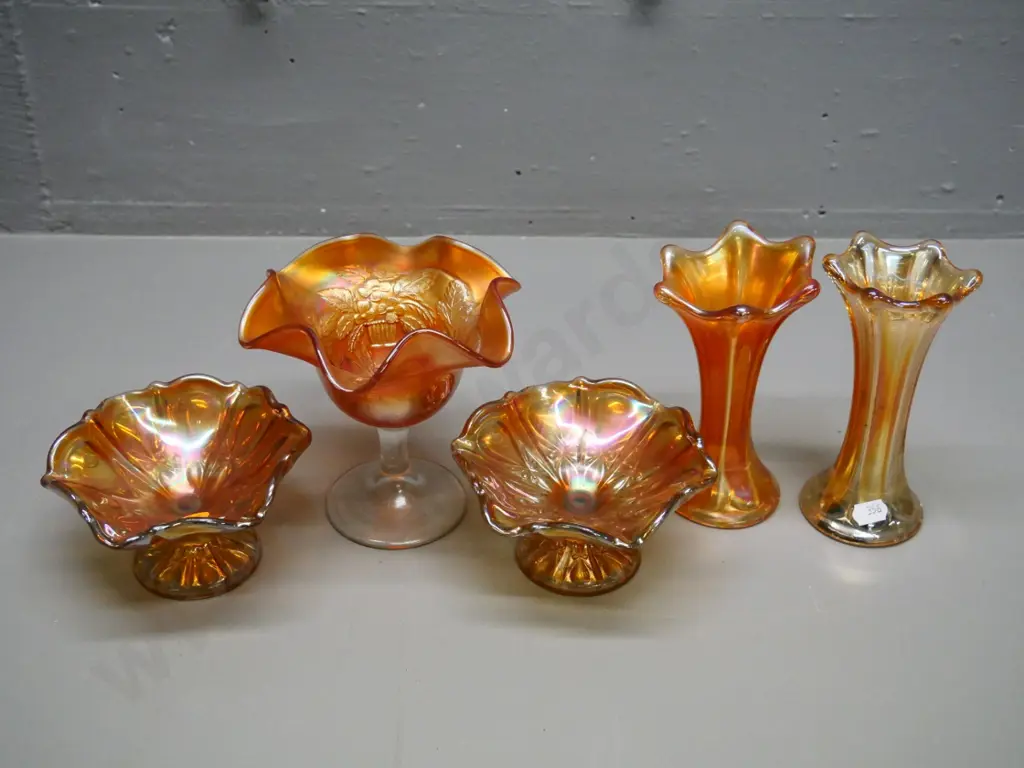 5 pieces of marigold colour carnival glass - 2 vases H160 and 3 comport dishes Image 1++