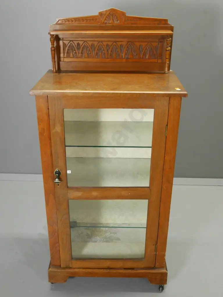 deco oak display cabinet on casters w/carved gallery top, 3 glass shelves, fabric lined - H-1160 W-530 D-350 Image 1++
