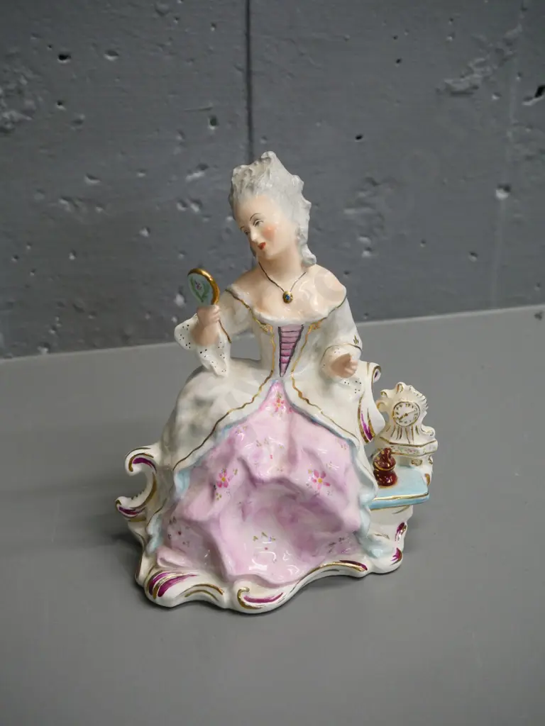 Wedgwood figure "The First Wrinkle" No. 135 H-160 Image 1++