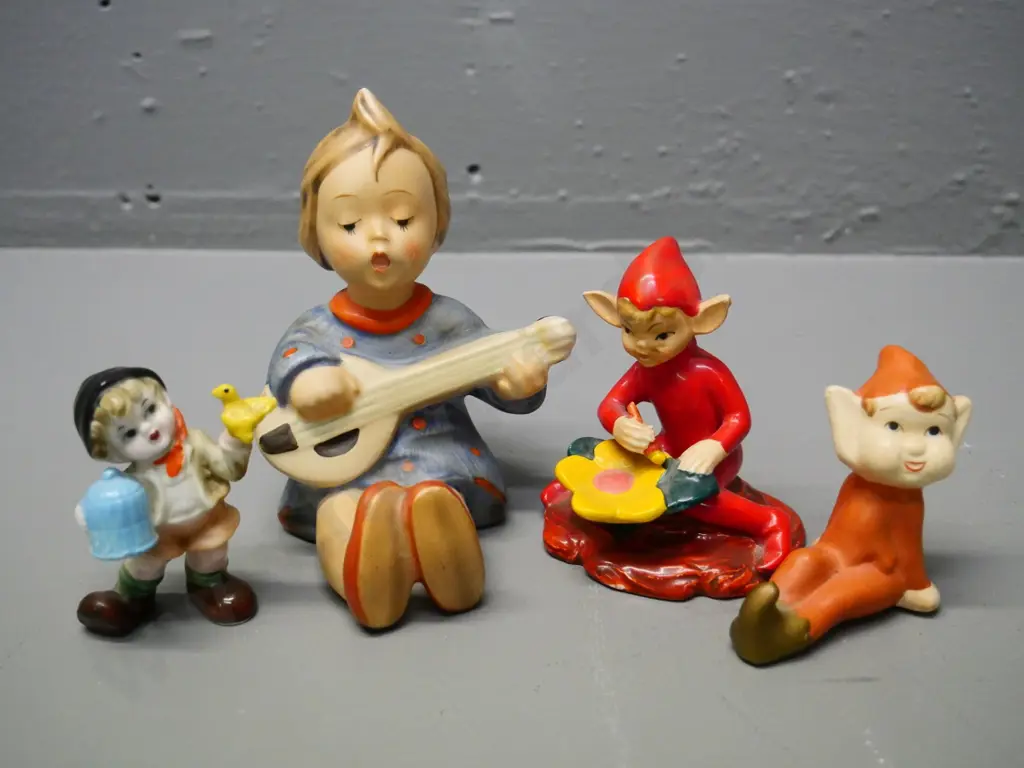 4 figurines - Goebel musician H-110 and 3 other unmarked Image 1++